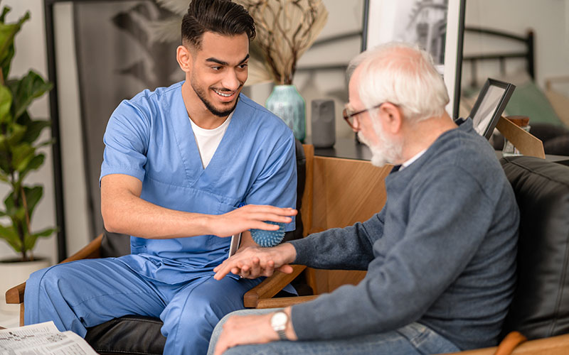 Hand-Massage durch Pfleger