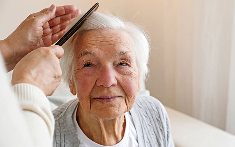 Körper- und Haarpflege einer älteren Dame