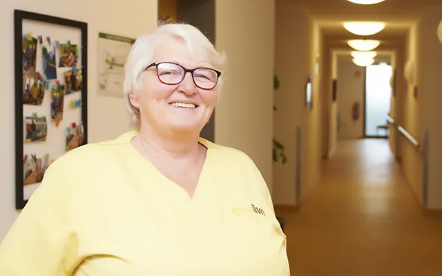 Uschi Bogner-Etzel, lachend im Flur der Isar-WG