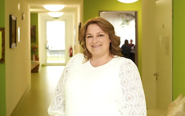 Maier-Bianca-Inn-WG Bianca Maier, lachend im Flur