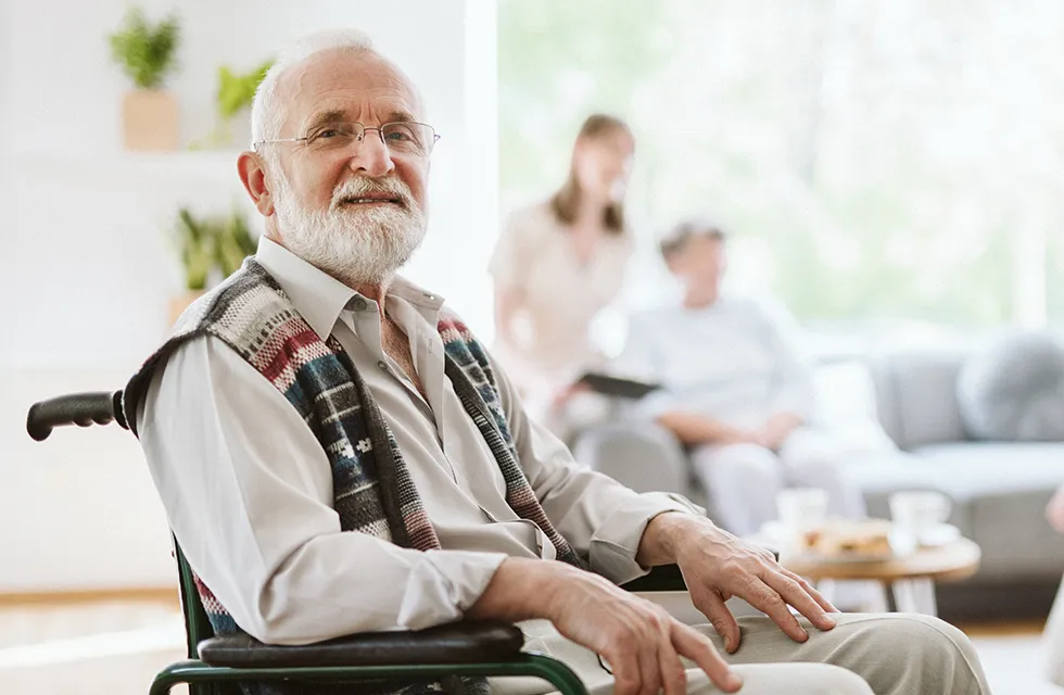 Freundlicher Senior im Rollstuhl
