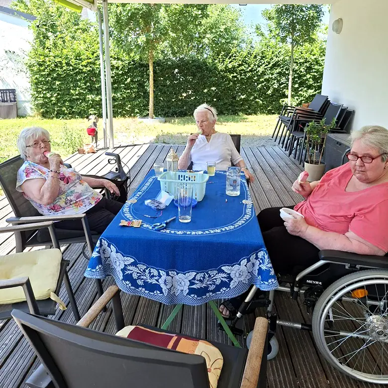 3 Damen geniessen ein Eis in der Waffel im sommerlichen Schatten
