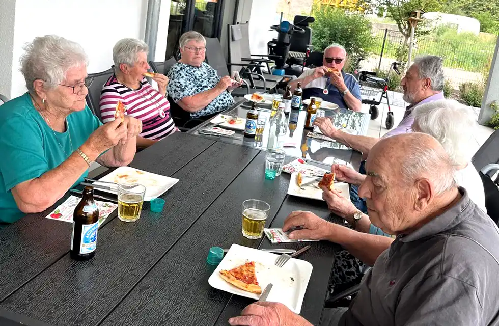 Isar-Residenz: gemeinsames Essen auf der Terrasse