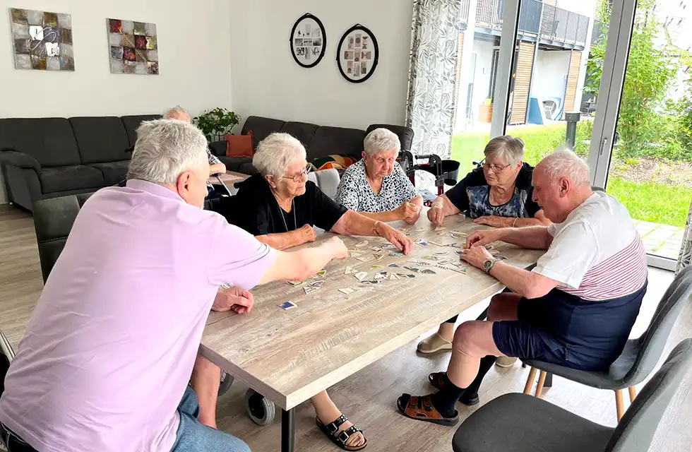Isar-Residenz: Konzentration beim Bierdeckelpuzzle
