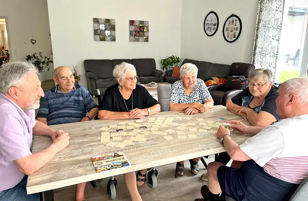 Isar-Residenz: Konzentration beim gemeinsamen Memory-Spiel