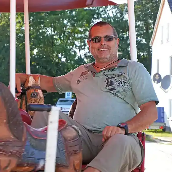 Fröhlicher Mann im Karussell