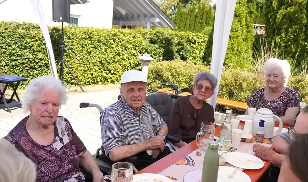 Plauderei im Schatten