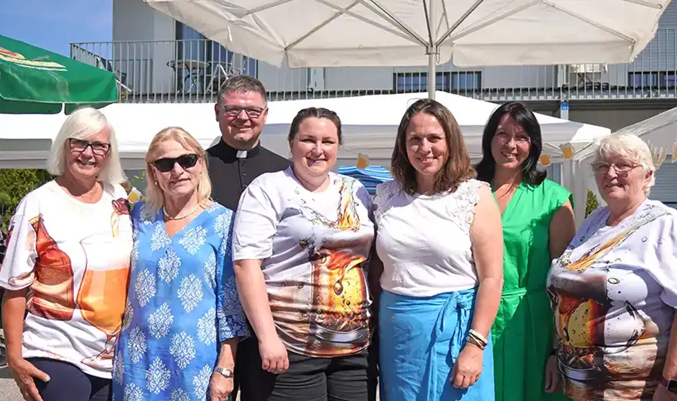 Gruppenbild mit Pfarrer