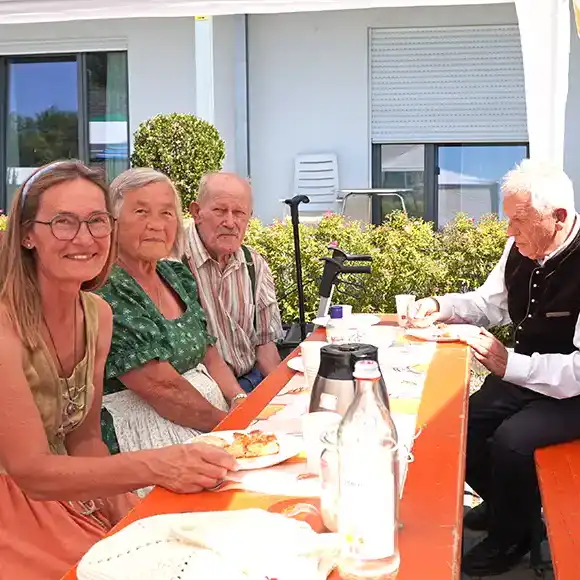Bewohner mit Freunden und Familie